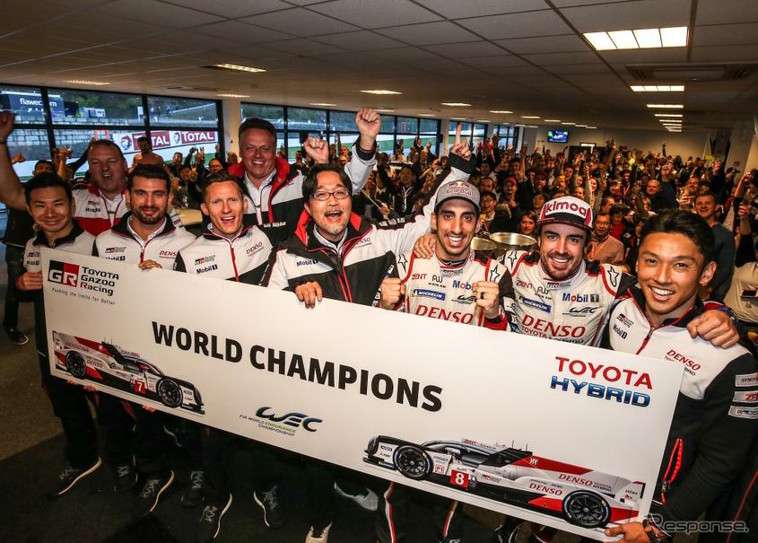 チャンピオン獲得決定を喜ぶTOYOTA GAZOO Racingの面々。
