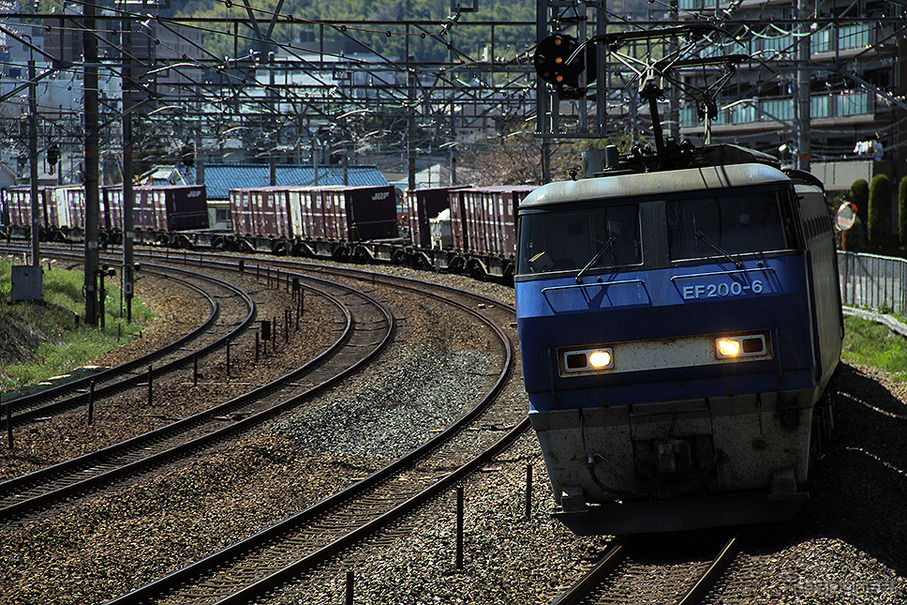 東海道本線を走る貨物列車。
