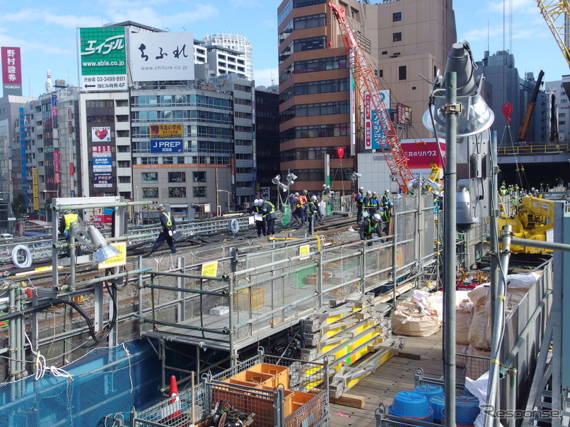 2016年11月に行なわれた銀座線渋谷駅の工事風景。この時は新駅舎を支える橋脚を建設する準備工事のため、両方面の線路を南側へ移設する線路切換工事が実施された。