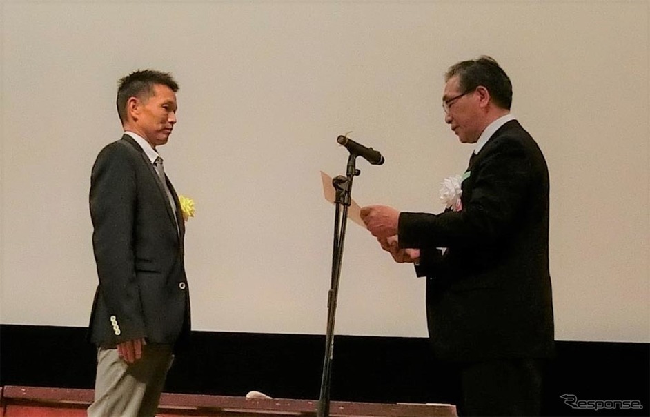 表彰される横浜ゴムの佐藤有二氏（左）