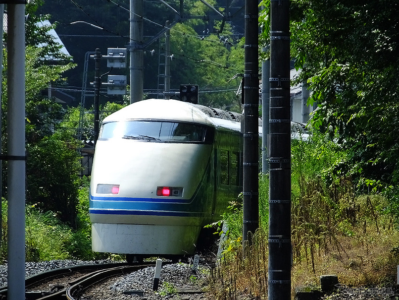 東武鬼怒川線新高徳駅から急カーブ・急勾配を下っていく東武の100系「スペーシア」。