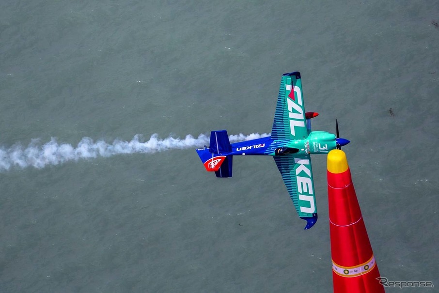 ハンガリーのバラトン湖の上でレースに臨んだ室屋のフライト