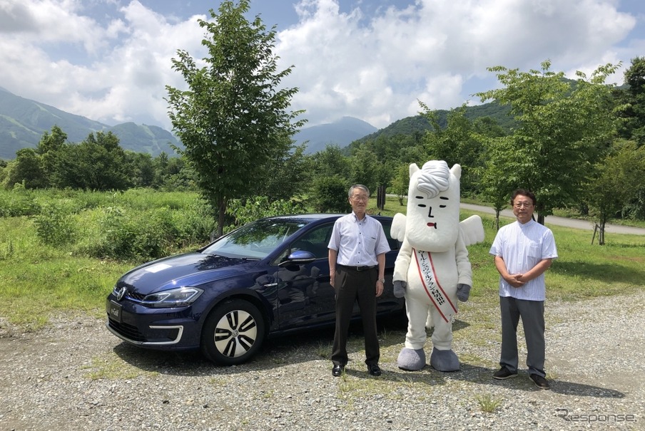 左から白馬村長の下川正剛氏、白馬村キャラクターのヴィクトワール・シュヴァルブラン・村男三世、日本EVクラブ代表理事の館内端氏