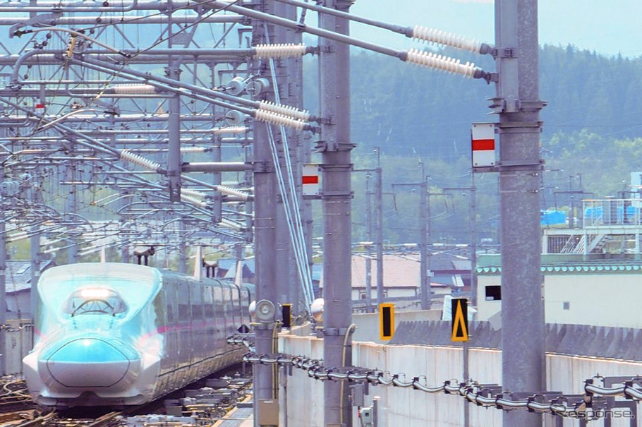 新青森駅に進入する新函館北斗行き『はやぶさ』。2016年5月25日。