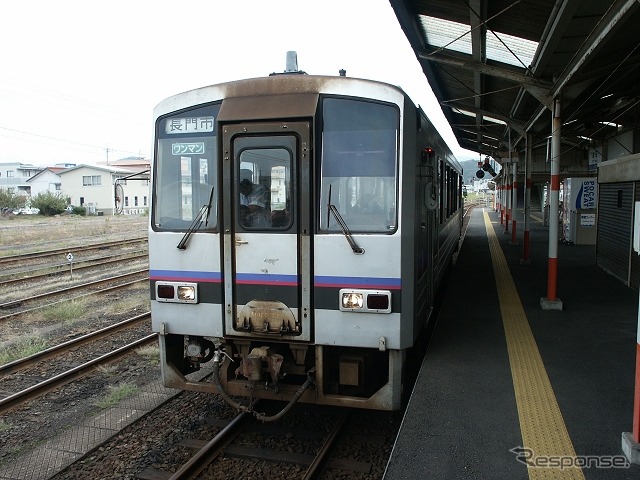 益田駅で発車を待つ山陰本線の長門市行き普通列車。長門市駅を含む益田～小串間は8月30日始発から運行を見合わせていたが、益田～滝部間は午後になって順次再開している。