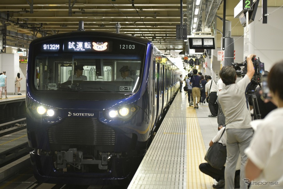 JR新宿駅に乗り入れた相鉄12000系電車。