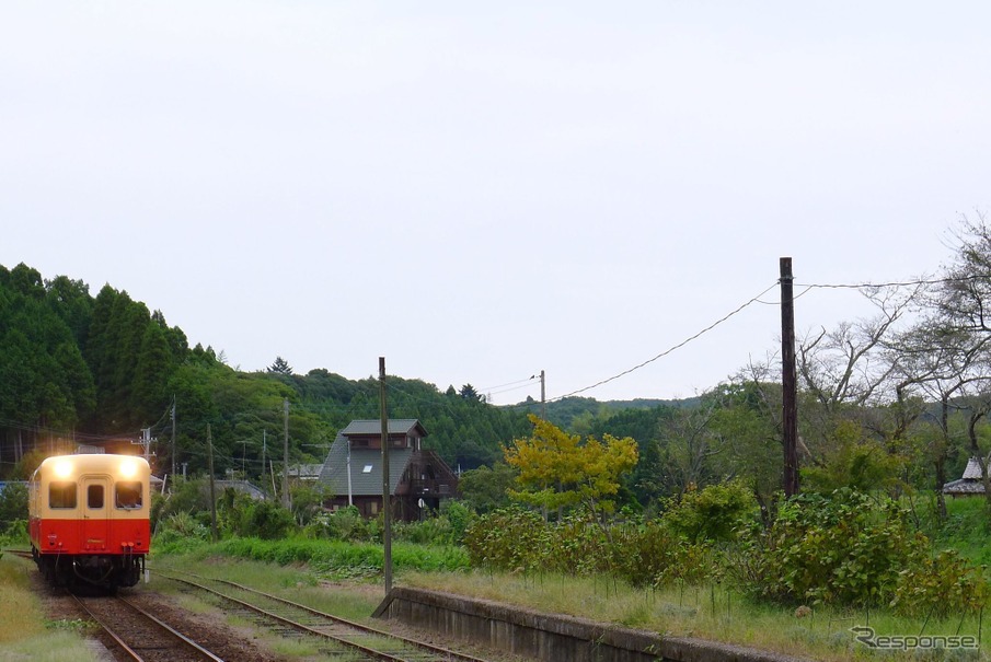 月崎駅に入る小湊鐵道の下り列車。同駅から上総大久保駅にかけては、送電線や通信線が断線しているという。