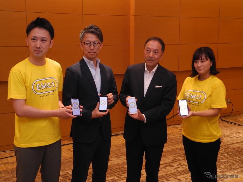 MaaSアプリ「EMot」をアピールする小田急電鉄関係者。右から2人目が星野晃司社長