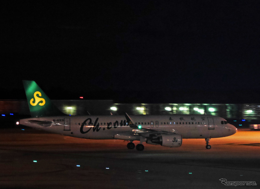 成田空港に到着した上海(浦東)発初便の9C6217便