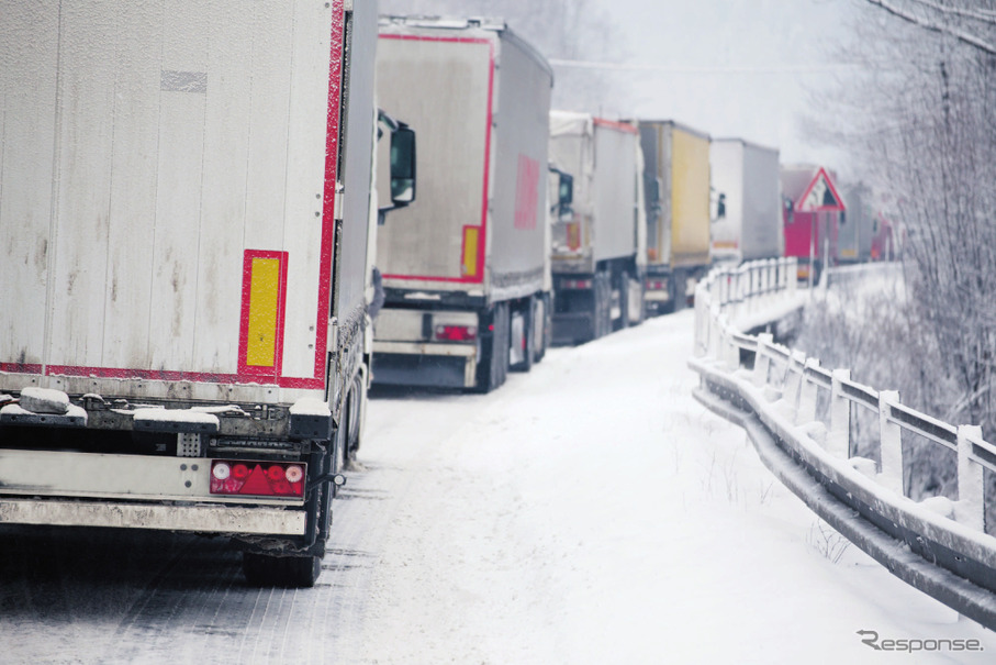 雪道のトラック走行イメージ