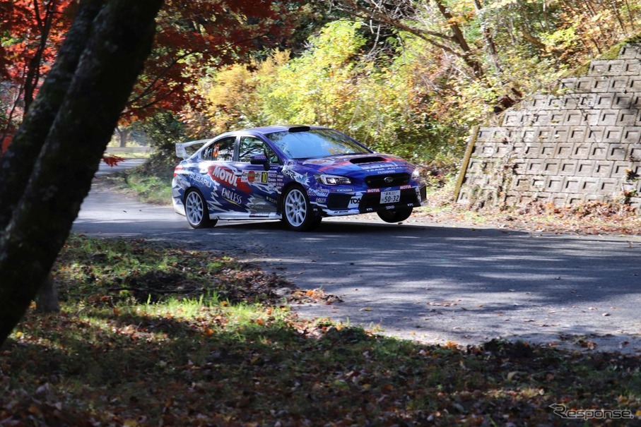 新井敏弘選手のWRX STI。サスの設定が合っていないのか、手前の小さいギャップでフロントイン側のタイヤが浮いてしまっている