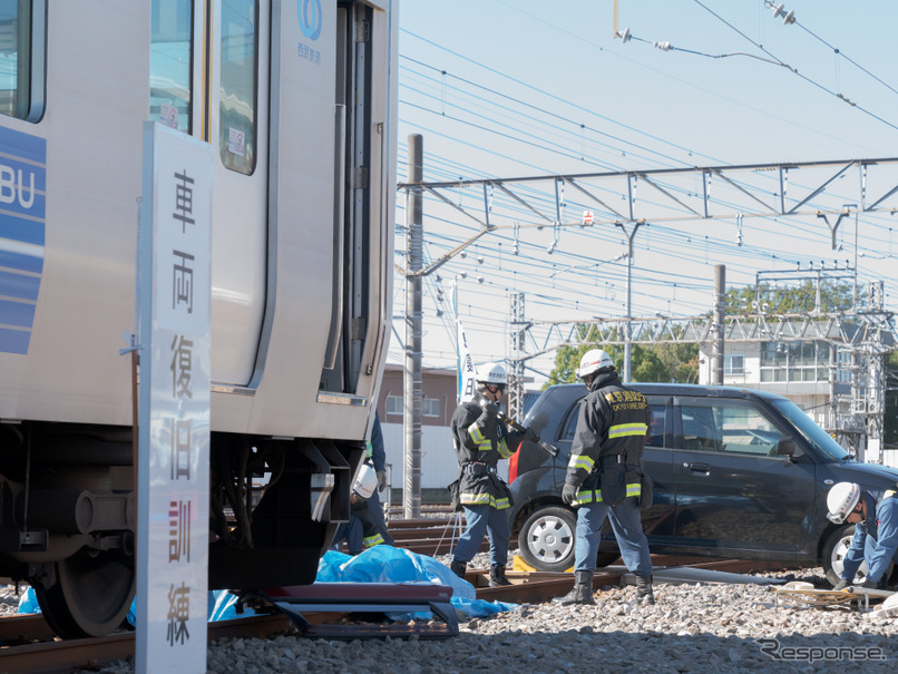 震度6弱の地震が発生、電車と自動車が衝突---西武鉄道が総合復旧訓練を実施