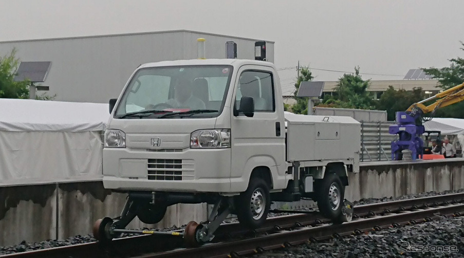 軽トラックベースの小型軌陸自動車