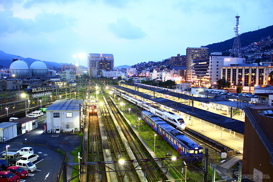 現在の長崎駅。2020年春には在来線が高架化され、その2年後には新幹線も開業することで、周辺整備が推進されることになった。