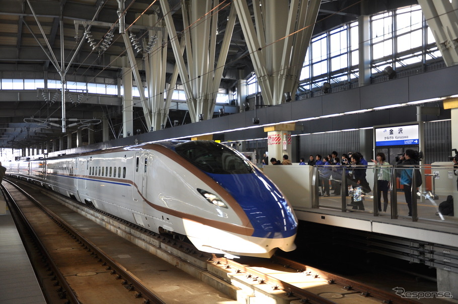 金沢駅に停車中の北陸新幹線。