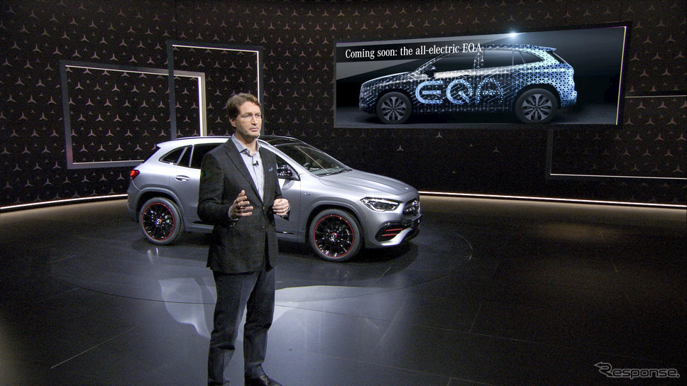 メルセデスベンツ GLA 新型のデジタルワールドプレミアの場において新型EVのEQAのプロトタイプの画像を披露したダイムラーのオラ・ケレニウスCEO