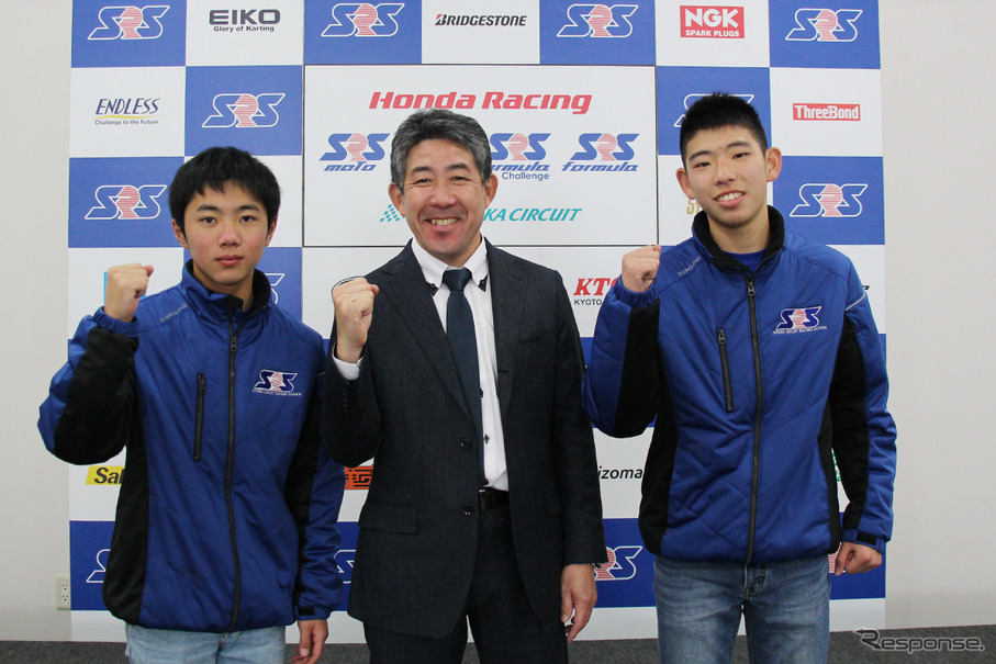 スカラシップを獲得した古里太陽(左)、濱田寛太(右)と岡田忠之SRS-Motoプリンシパル(中央)