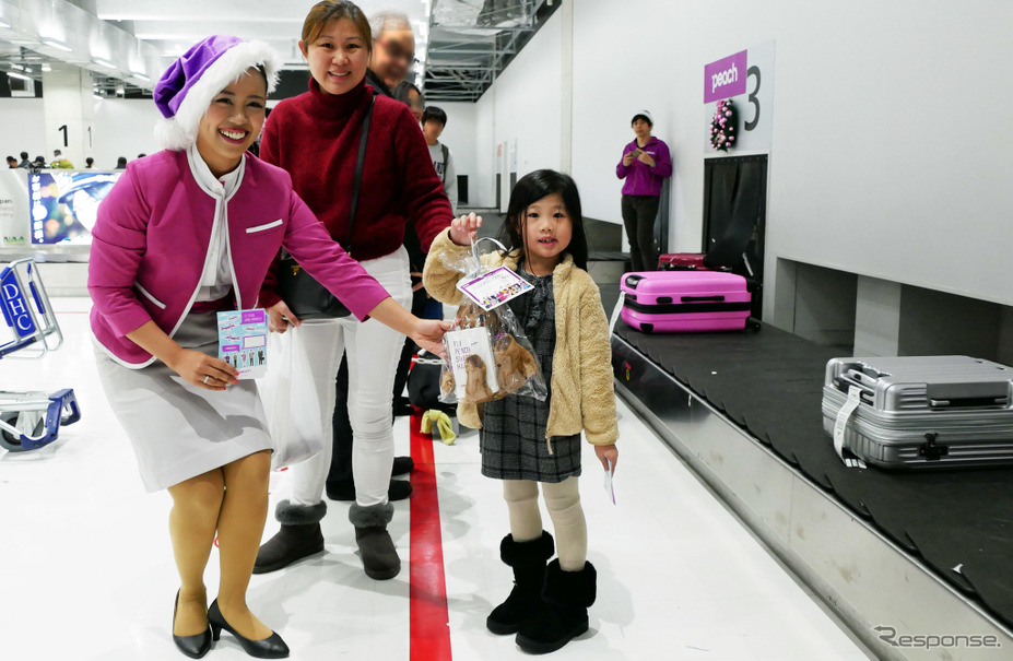 ピーチが実施したクリスマスのサプライズイベント。プレゼントを手にして喜ぶ子供とその家族の皆さん