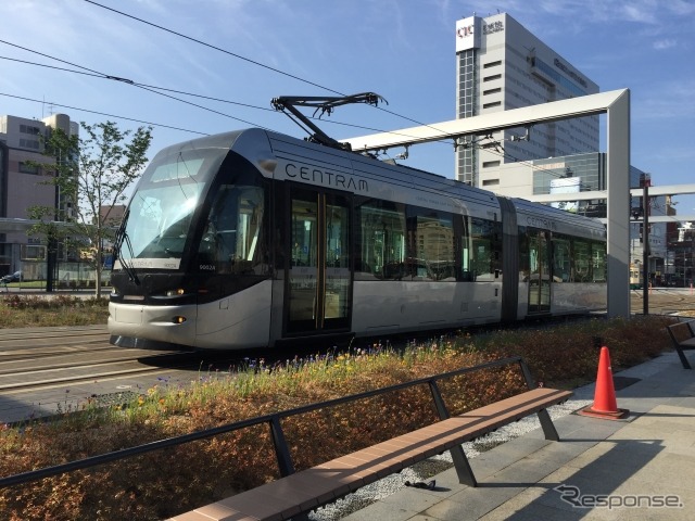 富山駅高架下に登場する富山ライトレールの「ポートラム」。