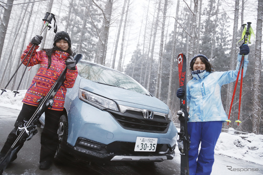 自動車ライター・伊藤梓氏（右）とモデルの葉月さやさん（左）