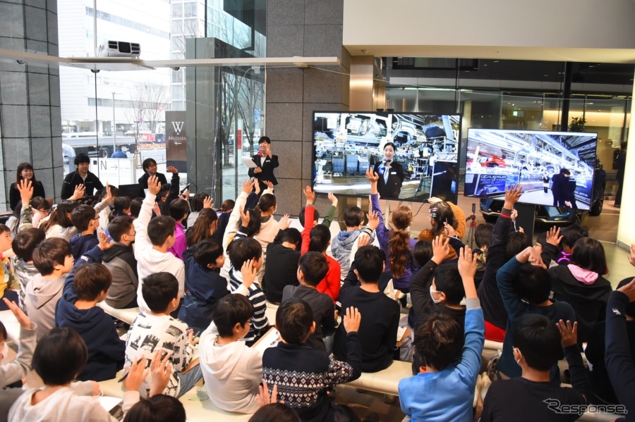 小学生を招いて「レクサス青山で九州の工場見学」が実施された。