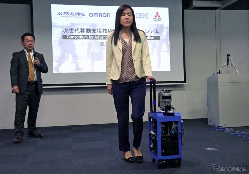 スーツ型ロボットを試す浅川氏