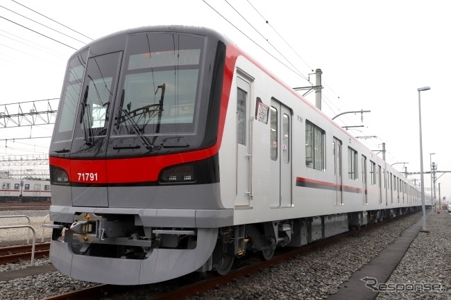 『THライナー』へ投入される東武70090形。外観は70000形を踏襲。車体側面にはスピード感と先進性を表わすスラッシュラインが施されている。