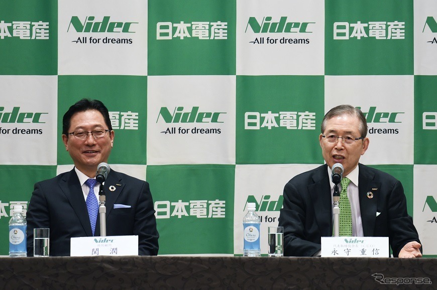 日本電産のCOOに就任する関氏（左）と、永守重信日本電産・会長兼CEO（2月4日の記者会見）