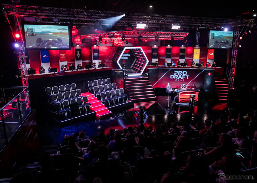 写真は2019年の「F1 Esports Series」、プロドラフトというイベントの開催時。