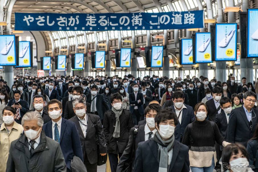 緊急事態宣言発出翌朝の品川駅。マスク姿の人々が通常どおり勤務先へ。