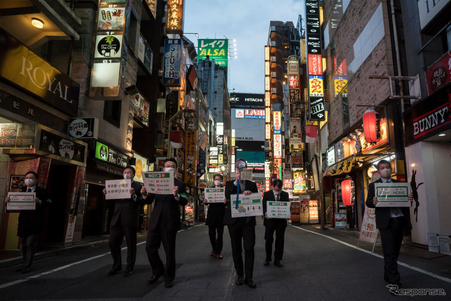 外出自粛を呼びかける東京都職員（4月11日、新宿歌舞伎町）