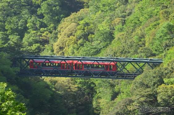 7月下旬に再開する予定の箱根登山鉄道箱根湯本～強羅間。写真は3100形。