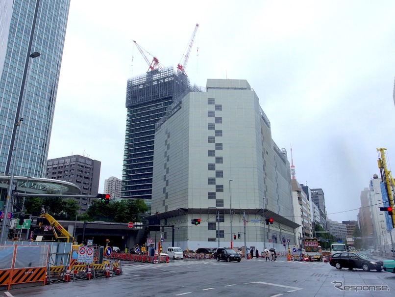 2019年8月時点の建設中の虎ノ門ヒルズ駅（写真右奥）。左手が虎ノ門ヒルズ。