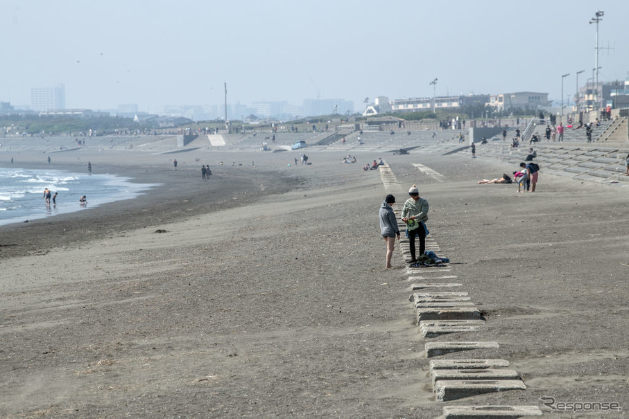 5月2日、神奈川県藤沢市の江ノ島海岸