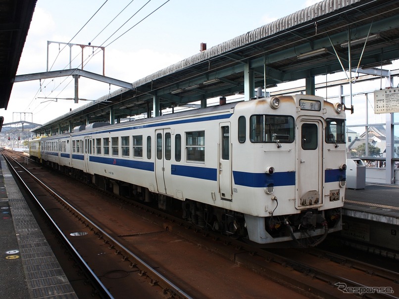 唐津線の普通列車。唐津～西唐津間における2018年度の1日あたりの平均通過人員は1005人となっている。1987年と比べると減少率は24%と比較的低い。