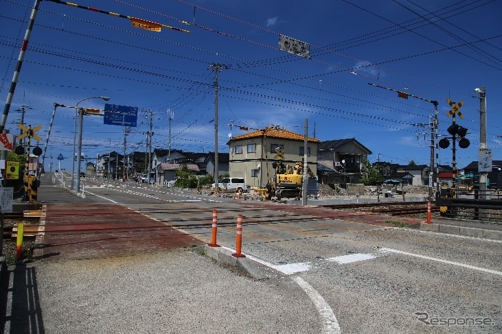 新駅が設置される西海踏切付近。踏切を挟み下りホームを梶屋敷方、上りホームを糸魚川方に設ける対向式となる。