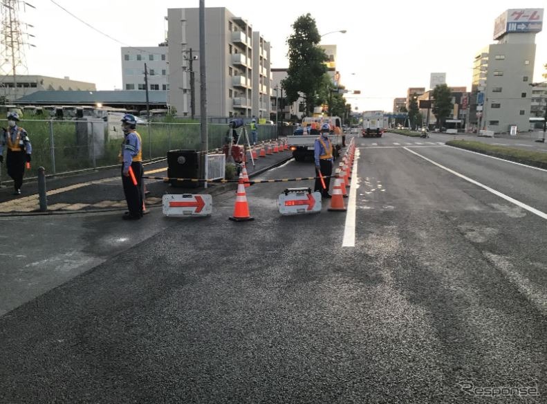 6月17日時点の陥没現場。一番奥の1車線は同日早朝に規制解除された。