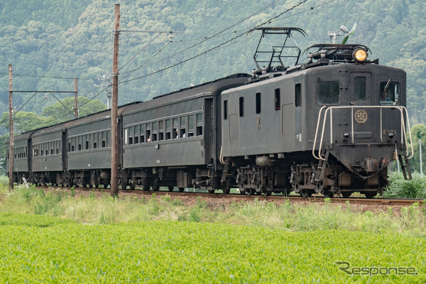 電気機関車牽引の『ELかわね路号』。6月26日から『SLかわね路号』の代替として、同時刻で運行される。