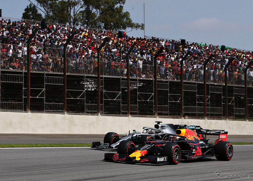 2019年ブラジルGP、レッドブルRB15・ホンダのM.フェルスタッペン（手前）は優勝を飾る。