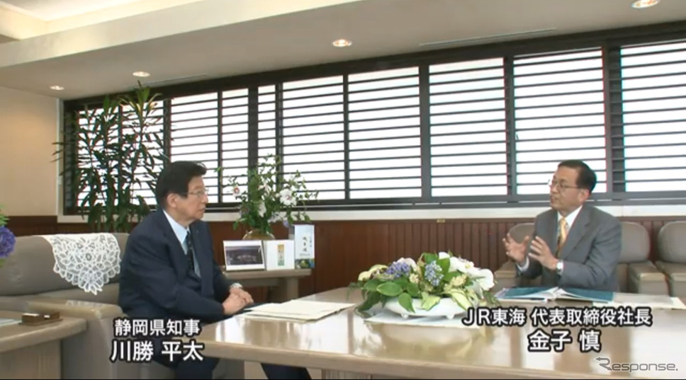 6月26日に静岡県庁の知事室で開かれた川勝知事（左）と金子社長（右）の面談の様子。この席で川勝知事は条例に基づく協定締結の可否により、ヤード準備工事の是非を判断すると述べた。