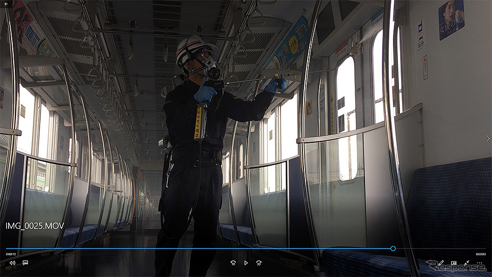 東京メトロ千代田線16000系車内に銀イオン系抗菌コート剤を吹き付ける作業スタッフ。