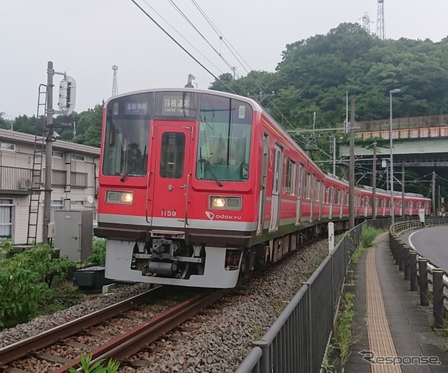 赤い1000形のイメージ。小田原方の一般色車6両と混結になるため、赤い1000形が先頭になるのは新宿行きの上りとなる。