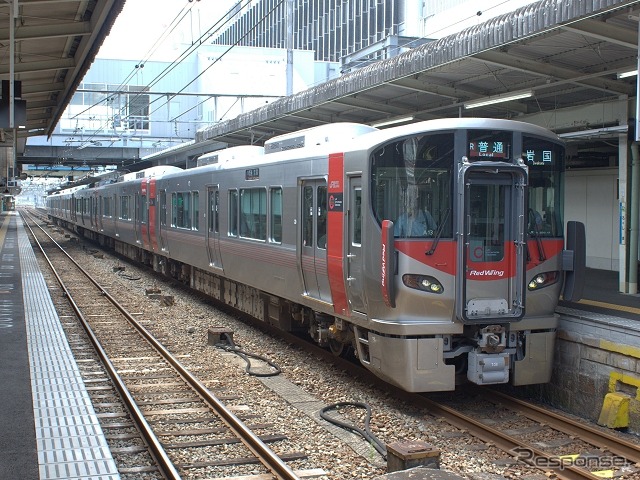 駅ナンバーの起点となる山陽本線広島駅に停車する山陽本線の227系。