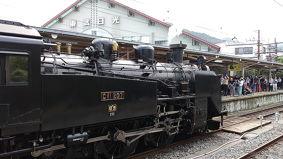 東武日光駅に入線したSL大樹 C11形207蒸気機関車