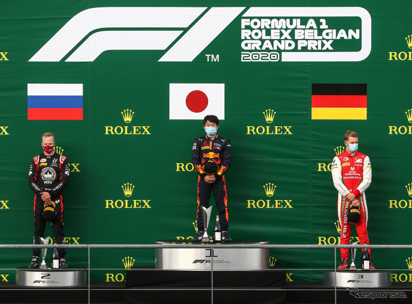 F1ベルギーGP併催のF2今季第7戦、レース1の表彰式（中央が優勝の角田裕毅）。