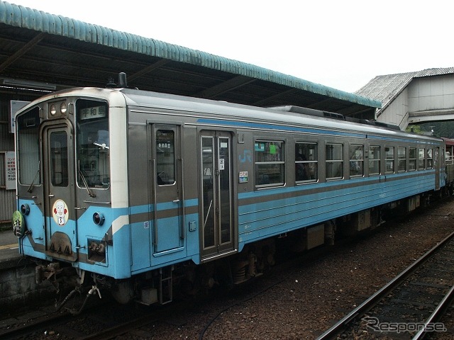 予土線の普通列車。予讃線宇和島～北宇和島間、土佐くろしお鉄道中村線若井～窪川間を含む同線では、四万十交通と宇和島自動車が振替輸送を受け持つ。