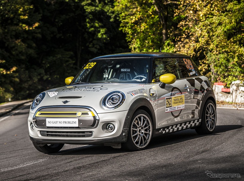 ルーマニアで開催されたラリーに出走しモータースポーツデビューを果たしたMINI クーパーSE