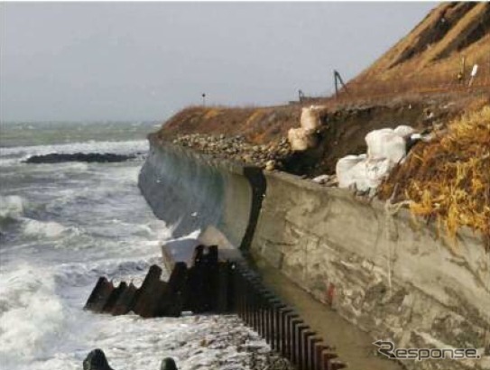 2015年1月、高波で被災した当時の日高本線厚賀～大狩部間。