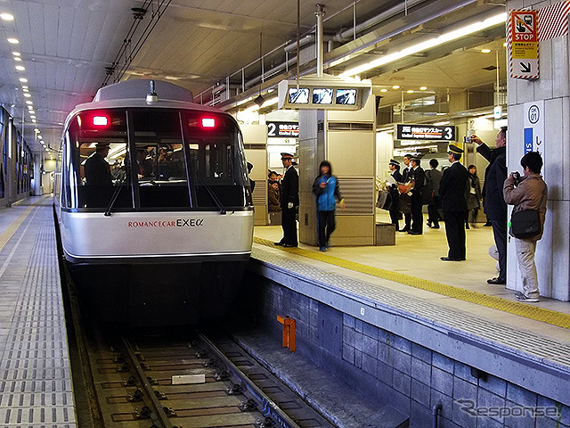 新宿駅では、平日23時42分～0時53分発が10分程度の繰上げとなる。