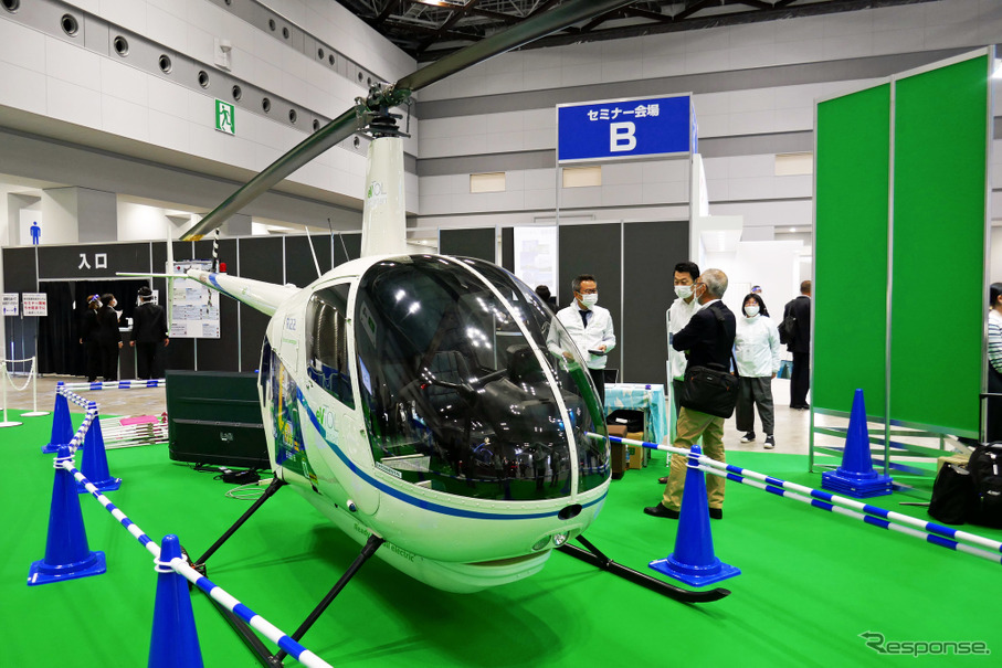 VTOLジャパンが出展した2人乗りヘリコプター「ロビンソンR22e」のモックアップ。これをベースにeVTOL化する